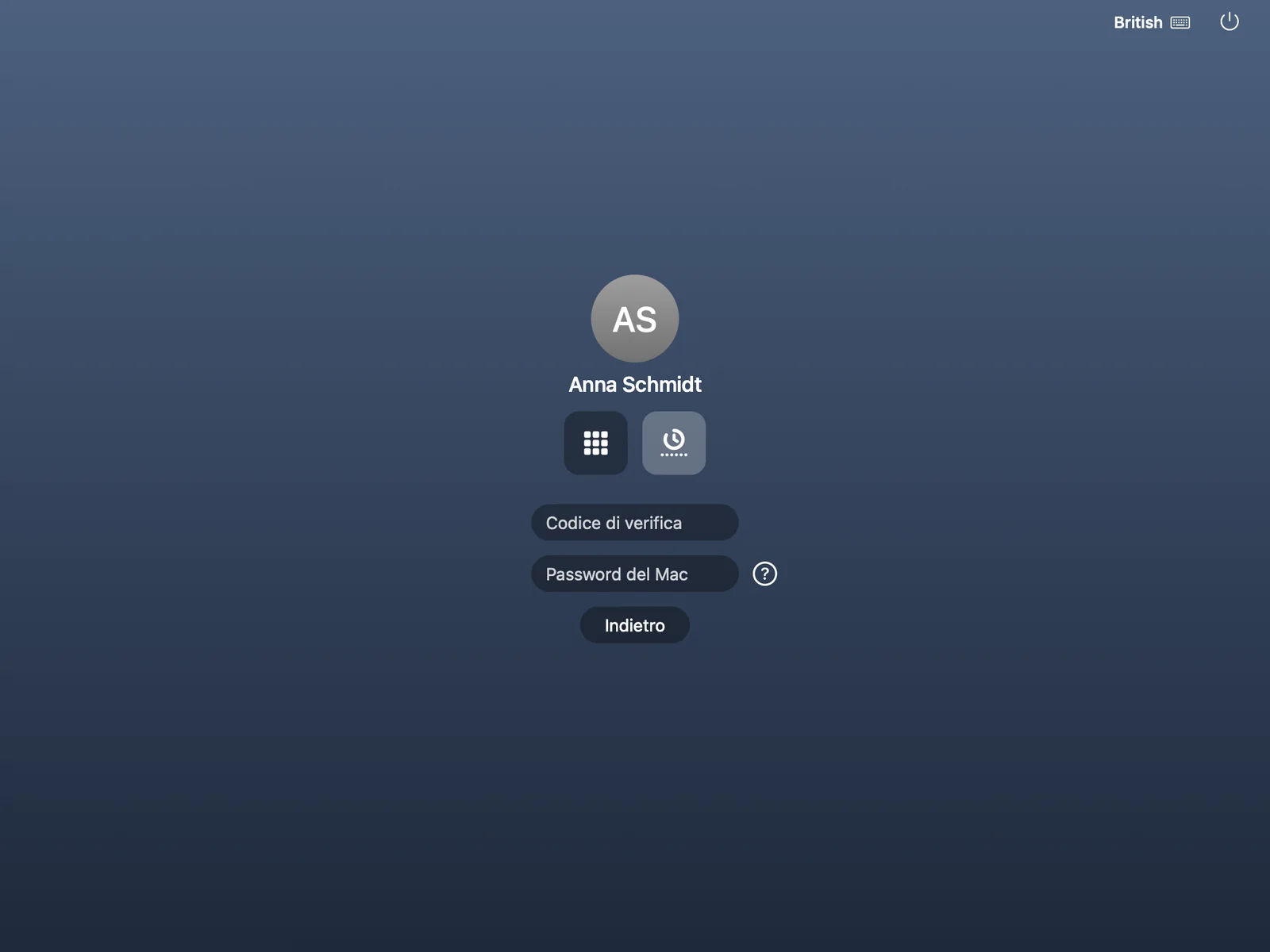 Finestra di accesso del Mac con l'app di autenticazione selezionata, che chiede un codice di verifica e la password del Mac.